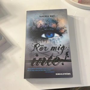 Rör mig inte! - En spännande och känslosam berättelse om Juliette, vars beröring är dödlig. Hon är både ett vapen och en gåva, och efter ett liv i fångenskap är hon redo att slå tillbaka. Perfekt för dig som gillar starka karaktärer och dystopiska världar. Känd på booktok, första boken i serien ”shatter me” 🥰