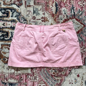 Lågmidjad Rosa Mini kjol - Jättesöt minikjol som tyvärr inte kommit till användning. Passar lågmidjat på mig med S. Söta detaljer på insidan men också fungerande dragkedjor på utsidan🌟