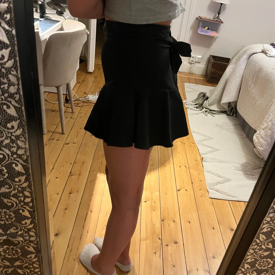 Svart volangkjol med knytband - 2