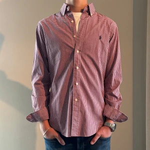 Ralph lauren skjorta  - Hej! Säljer nu min fina Ralph Lauren-skjorta i storlek S (Slim Fit). Färg : Röd och Vit. Modellen är 178cm lång. Skjortan är i bra skick och passar året om. Nypris cirka 1600 kr, ställ gärna frågor ✅ 