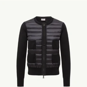 Moncler cardigan  - Säljer min älskade moncler cardigan i svart, jätte fint skick o så snygg! Storlek m men passar s skulle ja säga! Ny pris 9500