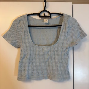 Ljusblå ribbad topp från PAC sun - Supersöt ljusblå topp från PAC sun med ribbad struktur och fyrkantig urringning. Kortärmad och croppad modell som ger en trendig vibe. Perfekt att matcha med höga jeans eller kjol för en chill look. Finns inga defekter över huvudtaget. Pris kan diskuteras.