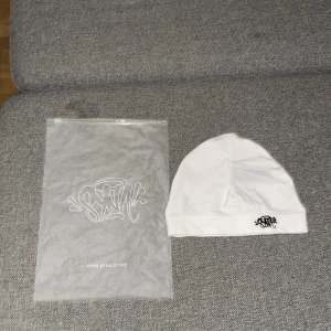 Vit mössa från syna world - Helt ny skull hat från syna world. Nypris 1000kr+