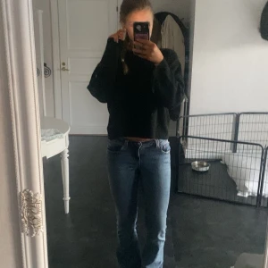 Blå bootcut jeans med låg midja - Säljer ett par klassiska blå jeans med bootcut och låg midja.