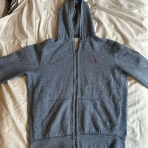 Raphl lauren tröja  -  Ny fräsch, säljer för 600kr. Priset kan diskuteras vid snabb äffär.