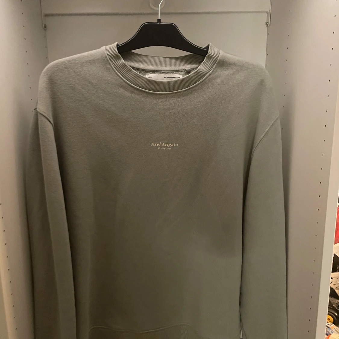 Grå sweatshirt från Axel Arigato
