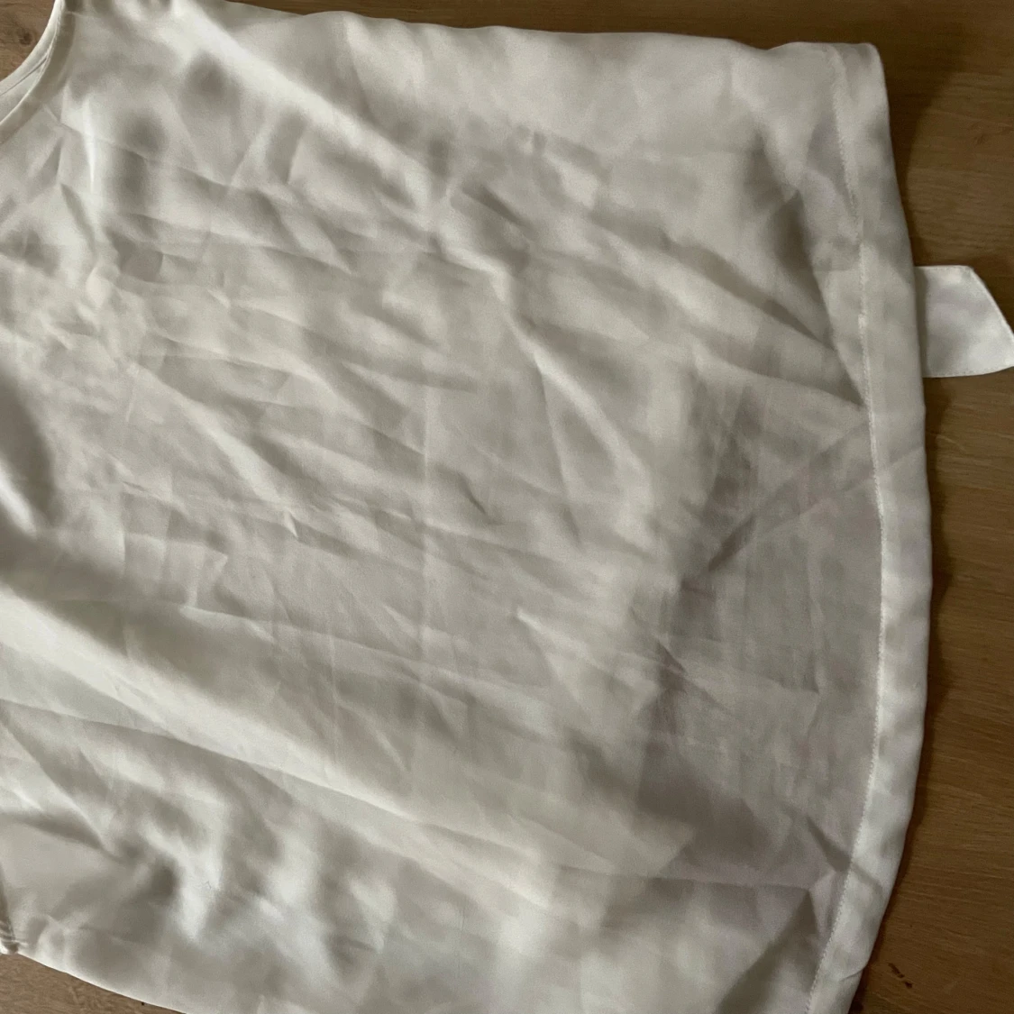 Vit ärmlös blus med knyt från Sisters Point - 2