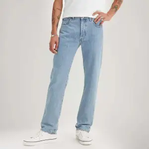 Säljer ett par Levis jeans 501 i en ljusblå färg, de är i formen regular och storlek W33/L34. Bara att kontakta vid funderingar eller frågor😊( Jeansen är som nya köpta för 6 månader sedan men endast använda 1 gång)