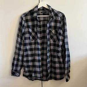 Flanell skjorta - Flanell skjorta i strl M. Sparsamt använd, behövs dock strykas. Tryck gärna på ”köp”.