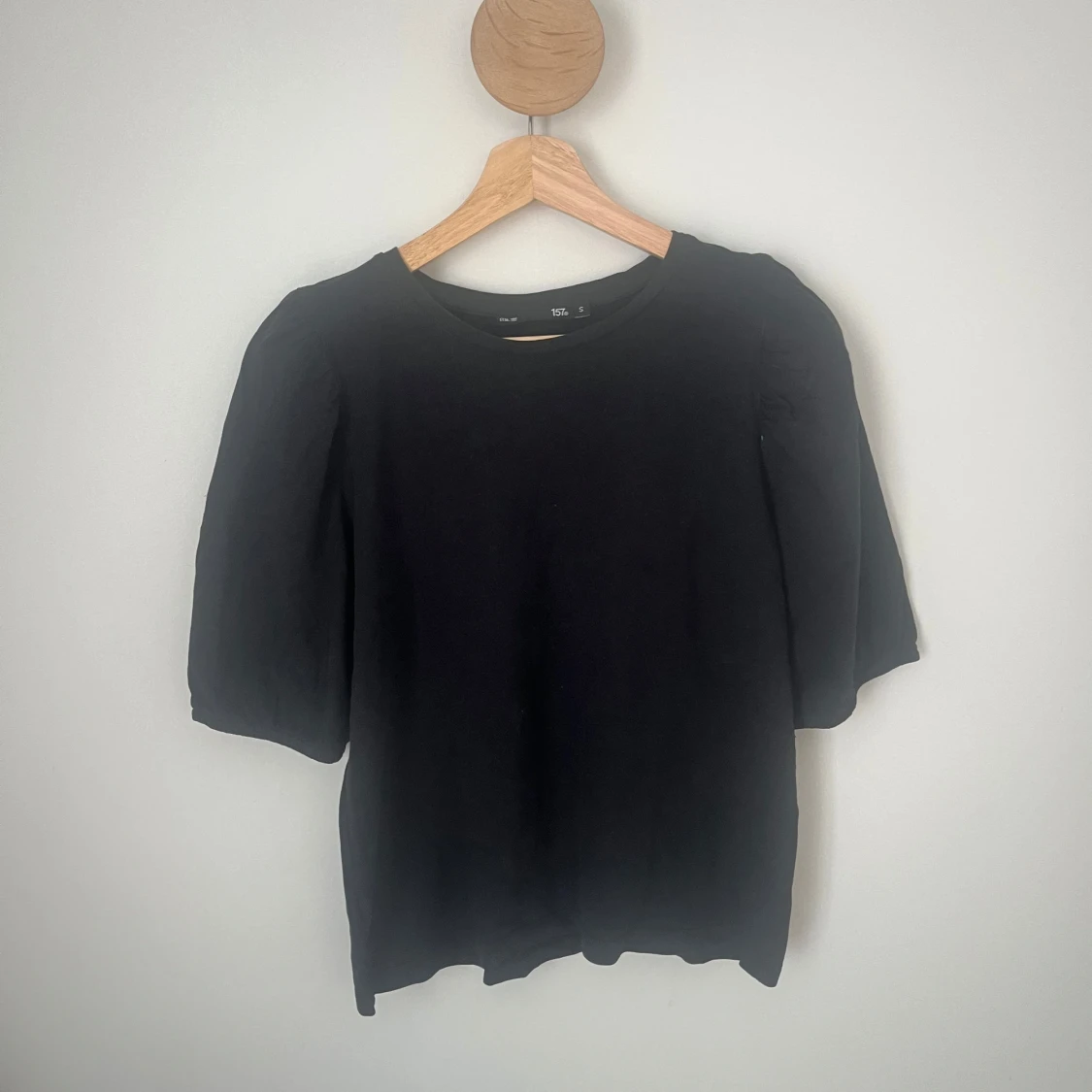 Svart topp med puffärm från 157
