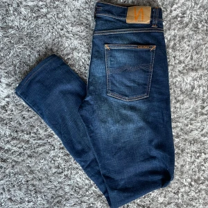Nudie Jeans Lean Dean (Slim fit) Dark Deep Worn - Säljer nu dessa Nudie Jeans i den populära passformen Lean Dean | Använt men fortfarande i grymt skick | Strl: W31 L34 | Färg: Dark Deep Worn | Nypris: ~1400kr | Hör av dig vid minsta fundering :)