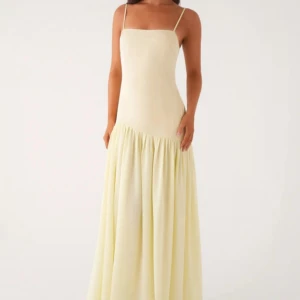 Ljusgul långklänning med smala axelband - Superfin ljusgul långklänning med smala axelband och rak urringning. Klänningen är från peppermayo och kosta 750kr inkl frakten. Prislappen är kvar.