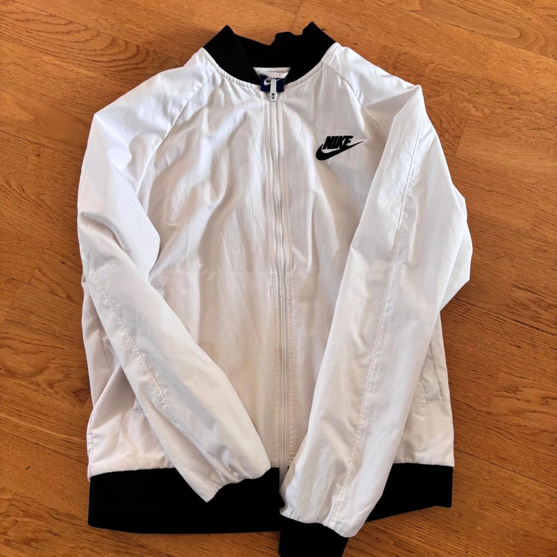 Vit vindjacka från Nike