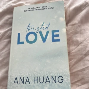 Twisted Love - En beroendeframkallande berättelse om Alex och Ava – två unga vuxna med mörka hemligheter och förbjuden kärlek. Perfekt för dig som gillar intensiva känslor, hemligheter och oväntade vändningar. Första delen i Twisted-serien, populär bland unga vuxna.