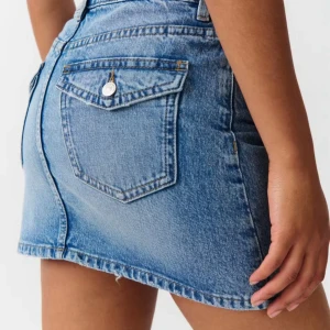  jeanskjol y2k - Snygg blå jeanskjol i klassisk modell med fickor bak och fram, helt oanvänd med prislapp kvar. Köpt på Nelly för 399kr . Storlek 44 men passar 42