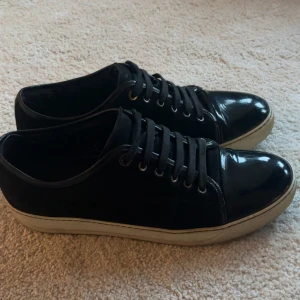 Lanvin skor - Säljer mina Lanvin pågrund av att jag inte använder dem längre, lite slitna inuti i hälen men övrigt hyfsat bra skick!!