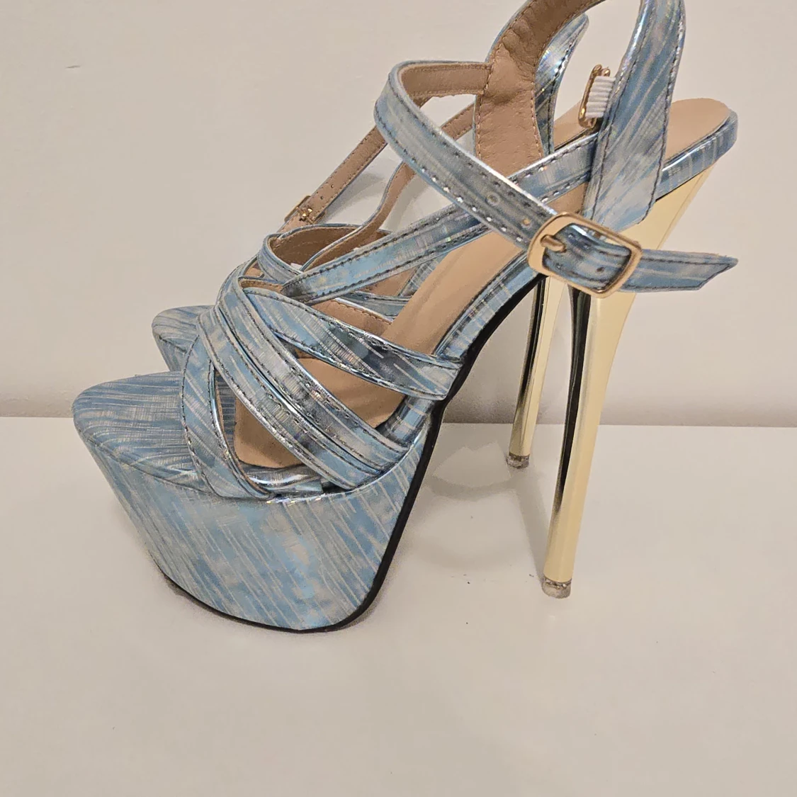 Blå metallic platåsandaler med klack