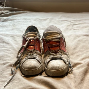 Valentino Garavani sneakers i vitt och rött - säljer nu dom hära valentino garavani skorna. väldigt mycket täncken på använd heter därför säljs billigt. PRIS KAN DISKUTERAS!!! (skriv i dm för fler bilder)💕