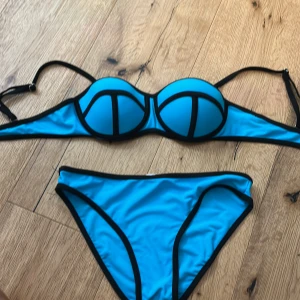 Blå bikini med svarta kanter, strl S - Jätte snygg triangl liknande bikini💕 har ej använt den eftersom den var för stor. Har lite missfärgning på insidan av kupan💕