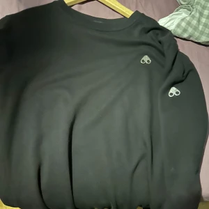 Svart sweatshirt från Moose Knuckles - Svart sweatshirt från Moose Knuckles. Bra skick 