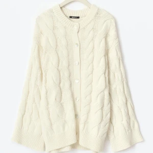 kofta - Vit oversized kofta ifrån Gina tricot som är slutsåld online 🥹säljer då den inte andvänds, den har inga defekter och har andvänds ca 3 gånger🩷tröjan är oversized så passar även XS och M!! Ska lägga till egna bilder