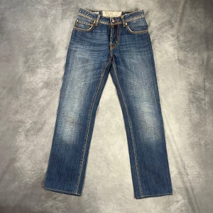 Jacob Cohen jeans  - Nu säljer vi ett par blåa Jacob cohen jeans med en ruggigt snygg fade som är i nyskick. Dessa är i storlek 29, modell 688 (sitter slim straight) i 9/10 skick - vårt pris: 1099 men priset är inte hugget i sten 🤝Vid frågor som t.ex mått är det bara att slå en pling så svarar vi så snabbt som möjligt ⚡️🙌