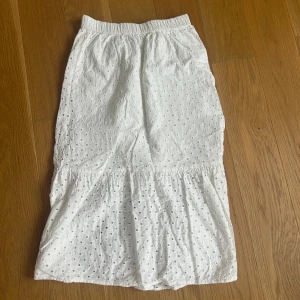 Vit långkjol med broderie anglaise Lindex - Superfin vit långkjol från Lindex med broderie anglaise och resår i midjan. 💕