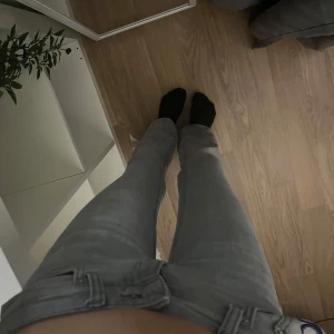 Lager 157 jeans  - Gråa jeans i storlek xxs short. Jag på bilden där var ungefär 163-164cm lång 