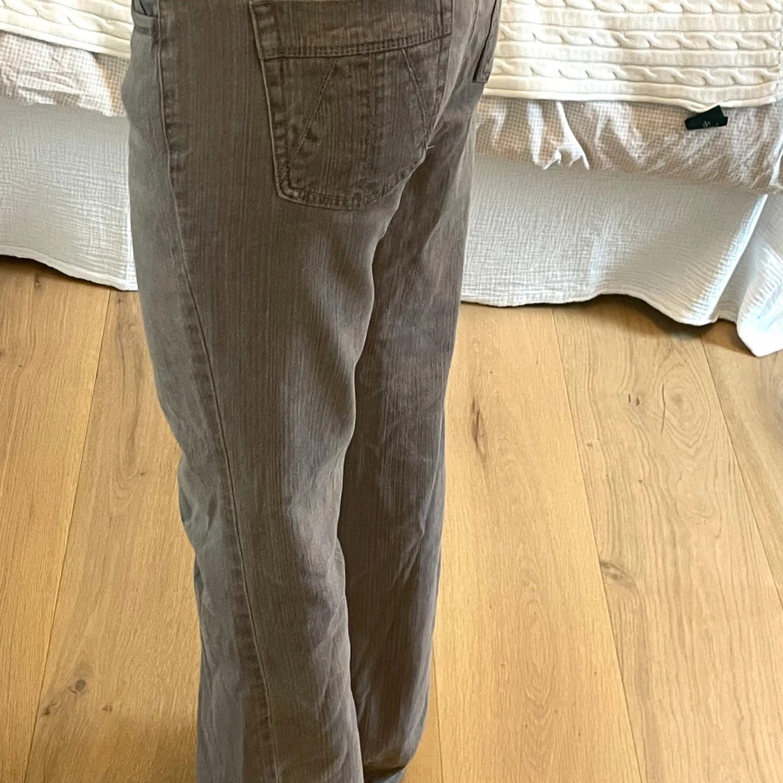 Grå lågmidjade, raka jeans - 2