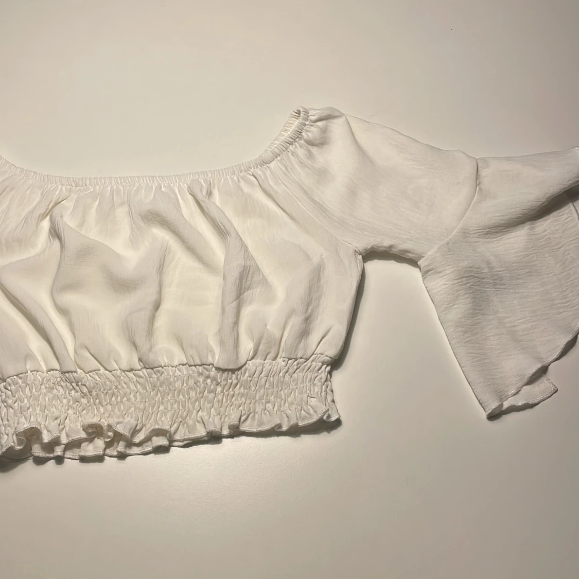 Vit croppad blus med volangärm