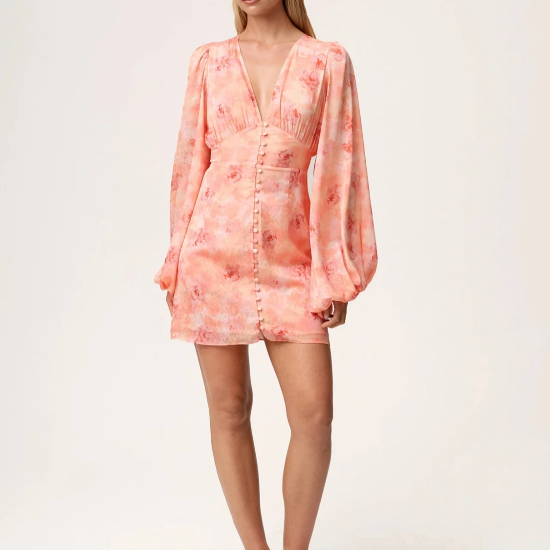 Blommig kortklänning med v-ringning