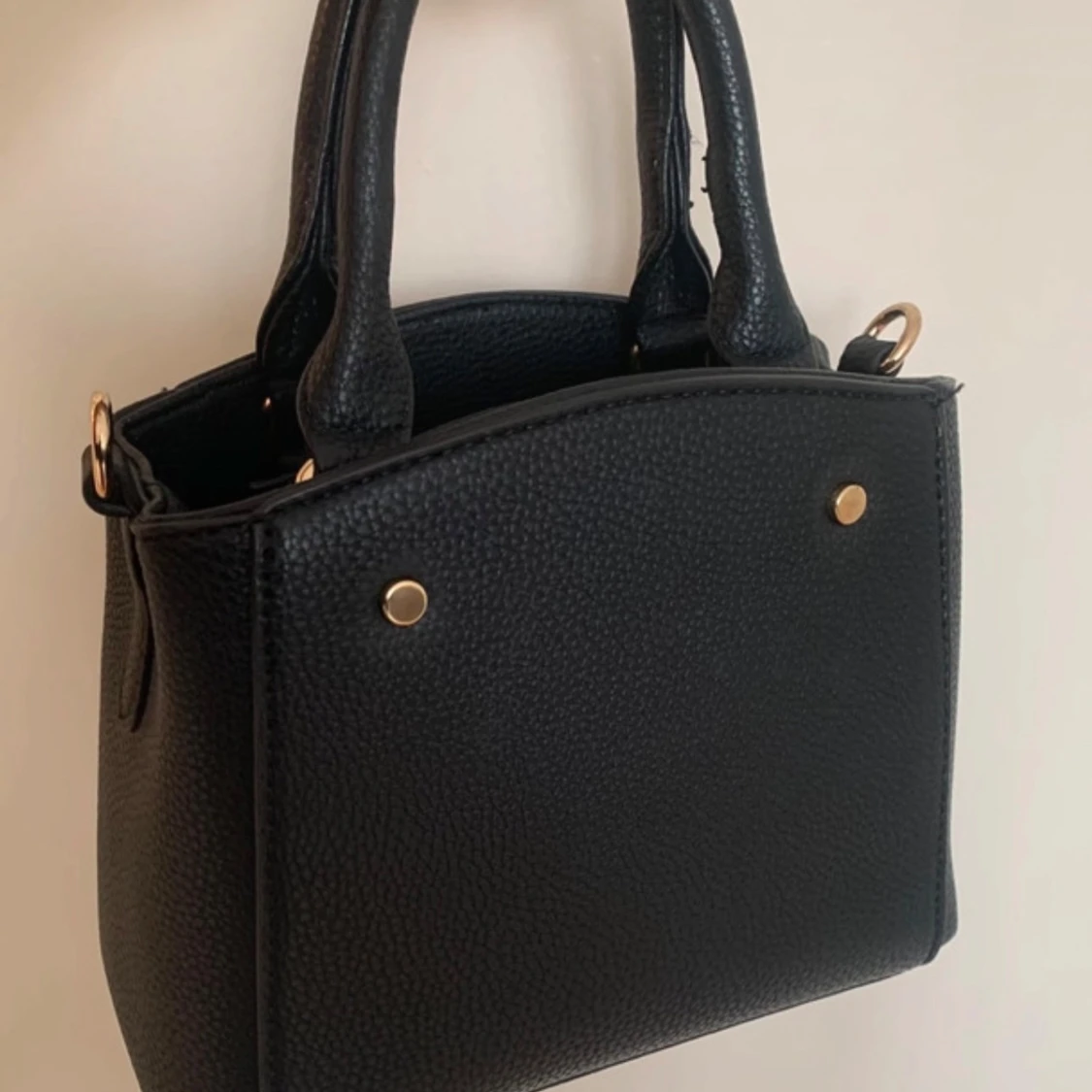 Svart handväska med gulddetaljer - 1