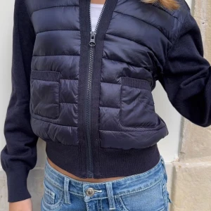 Cardigan från Gina - Säljer min blåa cardigan från Gina tricot i storlek 170. Köpt för nypris 400kr. Andvändt den bara ett fåtal gånger. Kan skicka fler bilder vid intresse🩷