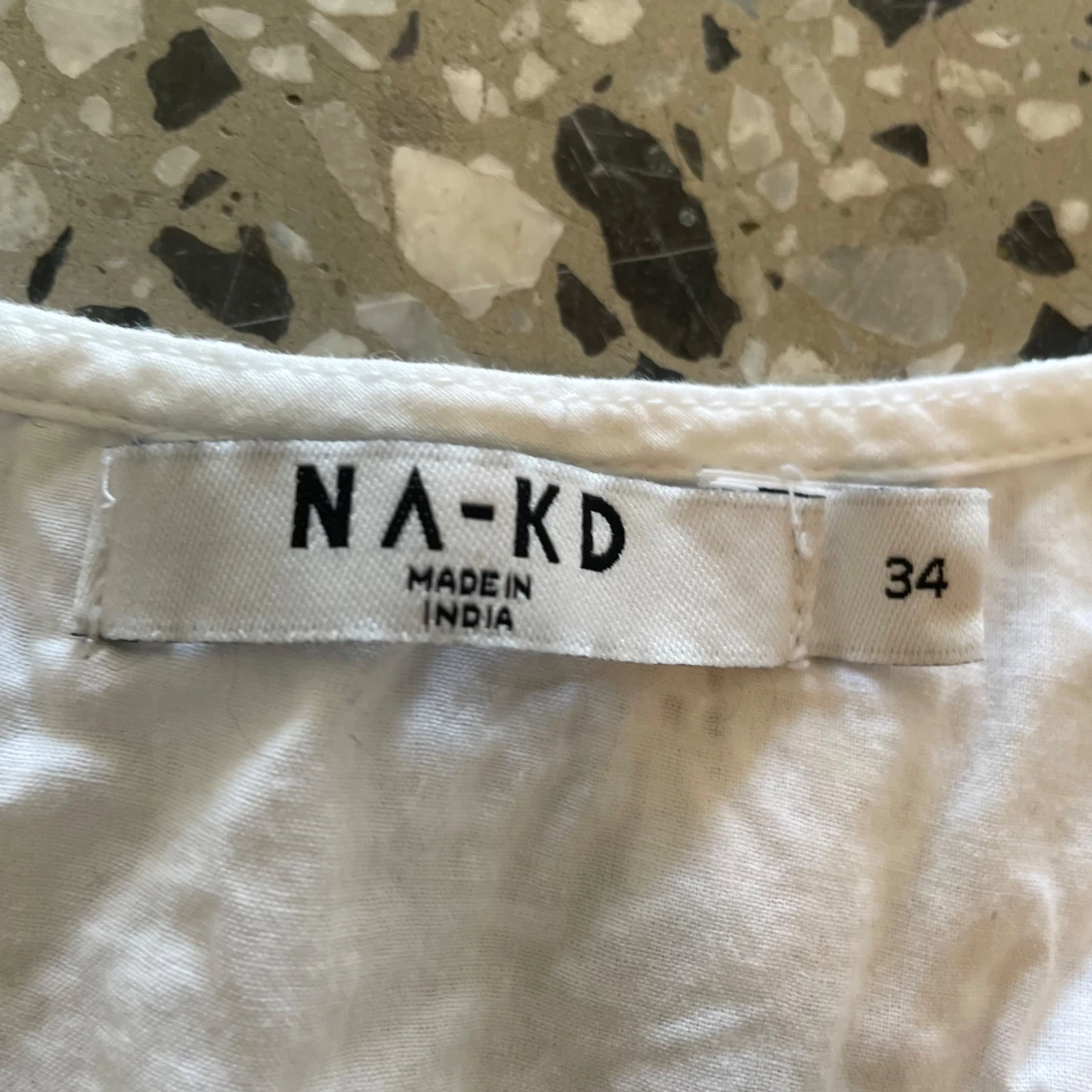 Vit omlottblus från NA-KD - 2