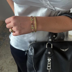 Celestial bracelet - Justerbart armband med kristaller i olika färger💚🩷💜🩵(OBS! Det armband som visas på första bilden är det som säljs i detta inlägg)