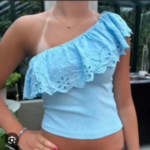 Ljusblå oneshoulder topp med volang - (Första två bilderna lånade) Supersöt ljusblå oneshoulder-topp med volang i Stolek 164, 13-14 år, från Zaras barnavdelning🩵🩵🩵den är aldrig använd men har inte lappen kvar 
