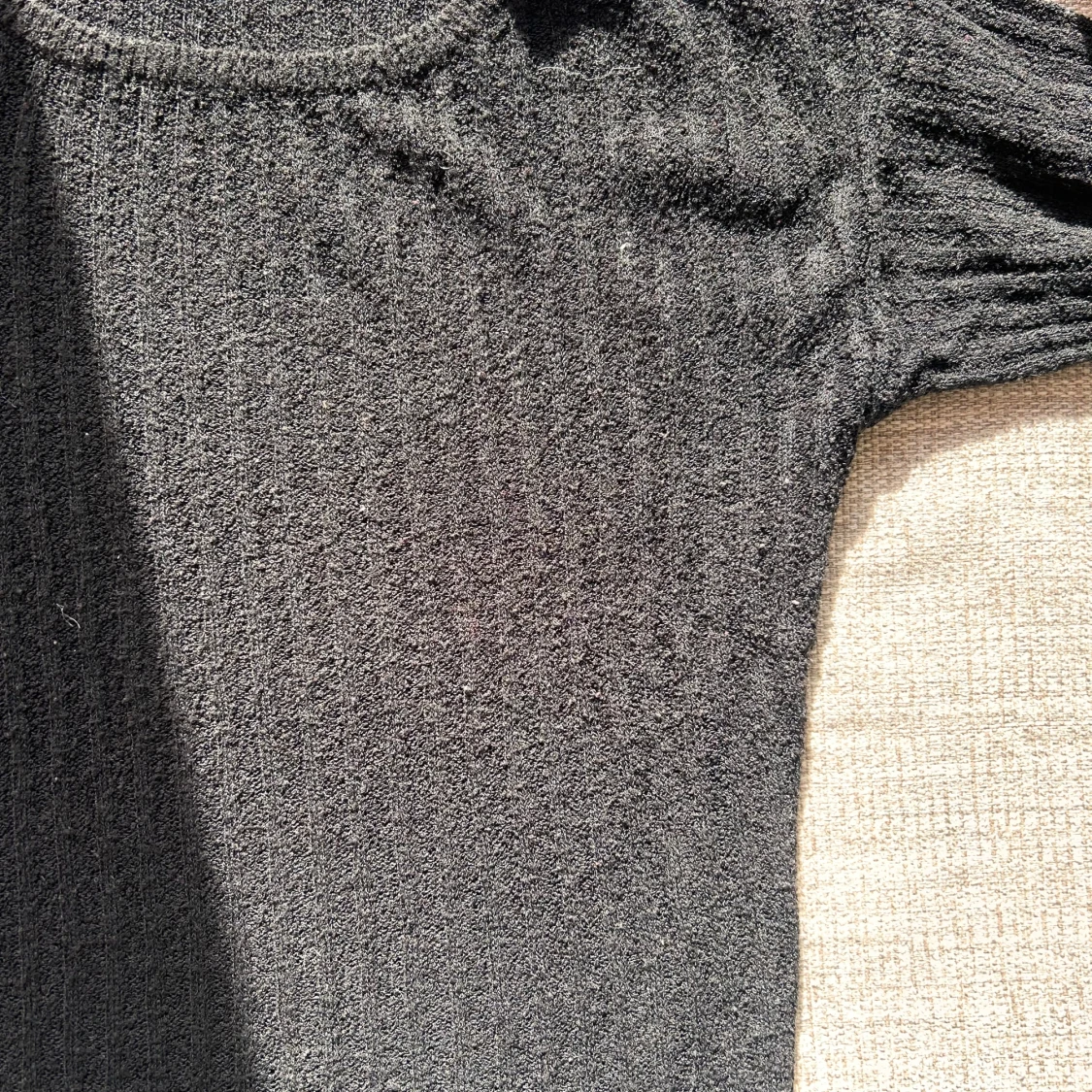 Svart ribbad stickad T-shirt  - 2