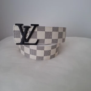 Snygg vit L V bälte  - Helt ny, den är 120 cm lång, flera bälten finns på min konto!