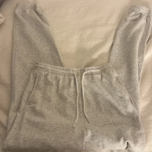 Ljusgrå mjukisbyxor  - Säljer ett par ljusgråa mjukisbyxor från H&M i storlek XS🤍