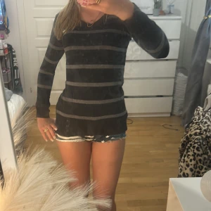 Randig svart-grå tröja från H&M - Säljer denna snygga svart-grå tröjan. Den är aldrig använd av mig, men dock så köpte jag den på loppis. Det står att den är storlek 134/140 men den passar mig som är ca 165cm. Kontakta gärna innan köp. OBS, katt finns i hemmet!