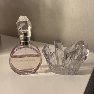 Ariana grande parfym  - Ariana grande parfym, kartong kan skickas med! Korken är lite trasig men fungerar ändå! 50 ml men är använd som man ser 