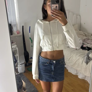 Kroppad hoodie  - Säljer en kroppad vit hoodie från Shein i storlek xs . Hoodien är söt och går att styla med det mesta