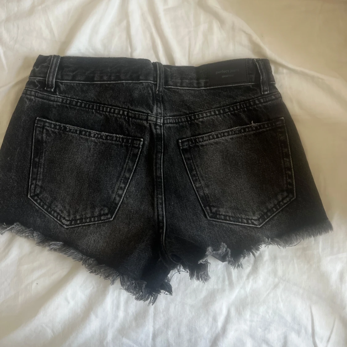 Svarta low waist jeansshorts Gina Tricot - 2