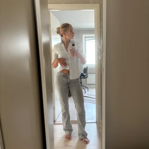 Bikbok jeans - Ett par jättefina jeans som sitter sååå skönt och bra på kroppen 🥰låg/mid midja. Stretchiga, W26 L32. Nypris 699 ”Mid wide 950 jeans”. Inga defekter!