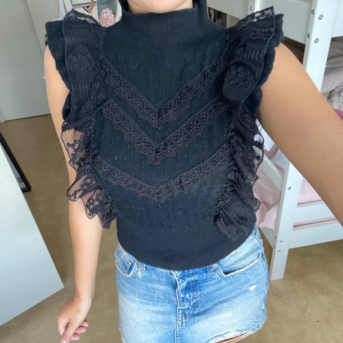 Svart Zara volang topp med spetsdetaljer - 2