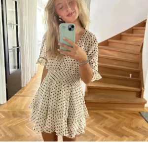 Prickig klänning Zara  - Prickig klänning Zara 