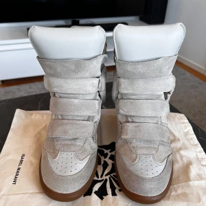 Beige sneakers från Isabel Marant - Snygga beige sneakers från Isabel Marant i mocka och skinn. Skorna är i storlek 41 passar även 39-40. I väldigt fint skick 💕