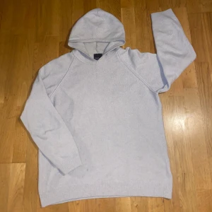Kashmir Hoodie Oscar Jacobsson - Säljer denna snygga hoodie från Oscar Jacobsson i kashmir. Finns dock en liten fläck längre ner på hoodien på som jag är osäker på om den går att få bort, därav priset. Storleken är S/XS, och inte L som det står på etiketten. Hör av dig vid funderingar!