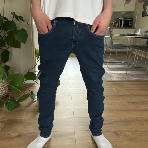 Replay Anbass Hyperflex  - Snygga mörkblå jeans från Replay med klassisk femficksdesign och kontrastsömmar. Perfekta för en stilren look. W.29 L.32