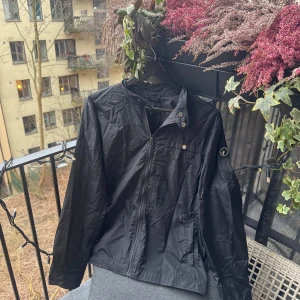 Svart vindjacka från Peak Performance - Mycket fint skick få tecken på användning, nypris på ~2000 kr så passa på! Måtten är bredd 47 cm längd 65 cm motsvarar vanlig M.  Köp gärna i bundles för att underlätta i frakt och på detta vis blir jag mer flexibel i pris! Våga buda! 🚚🤝